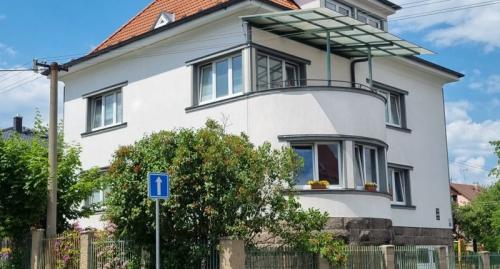 Budova ze&nbsp;silnice